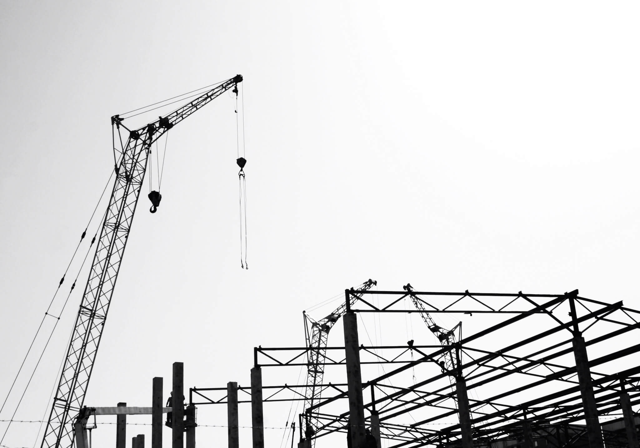 gru e ponteggi in un cantiere edile