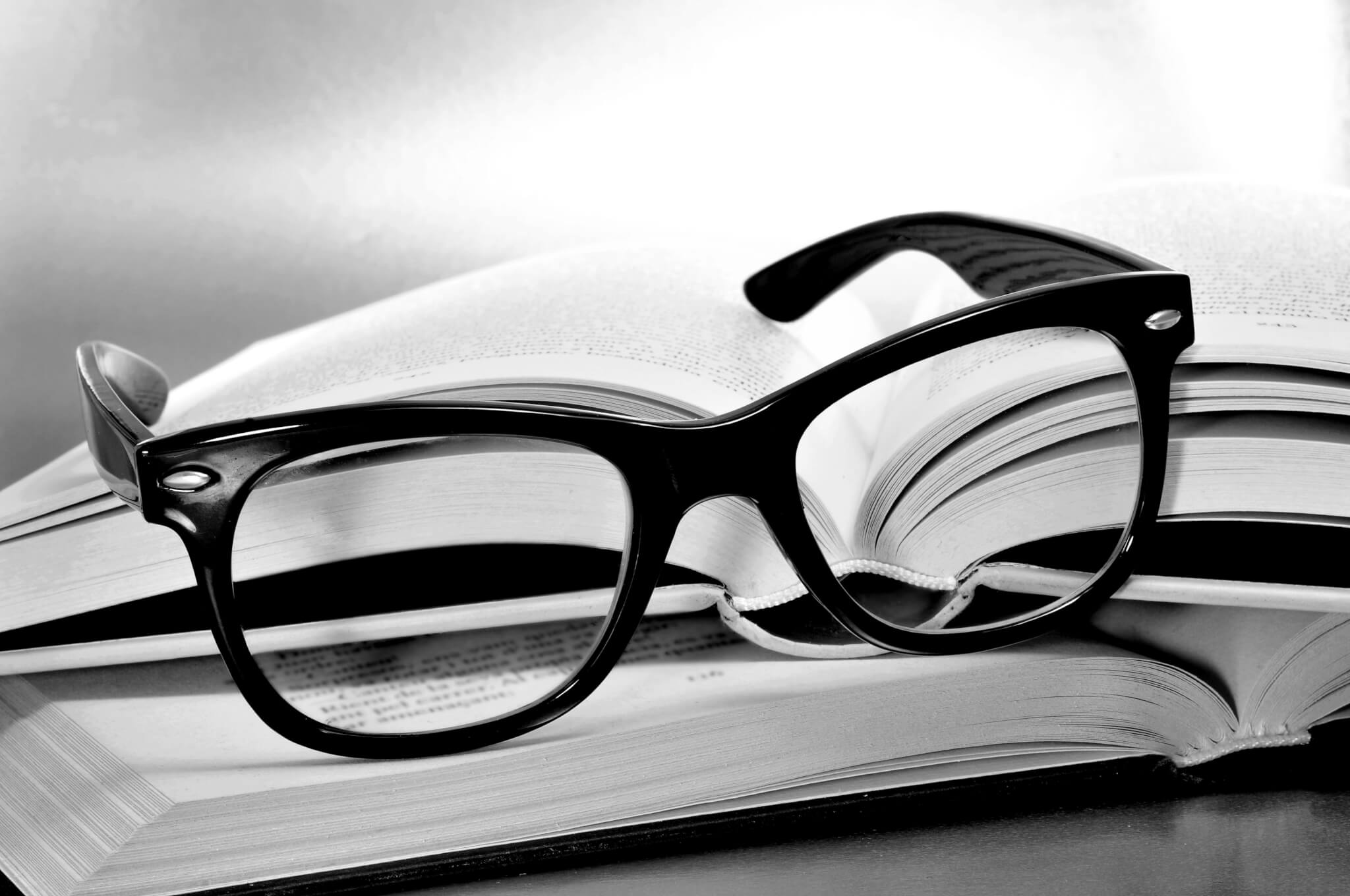 occhiali da lettura sopra un libro di testo