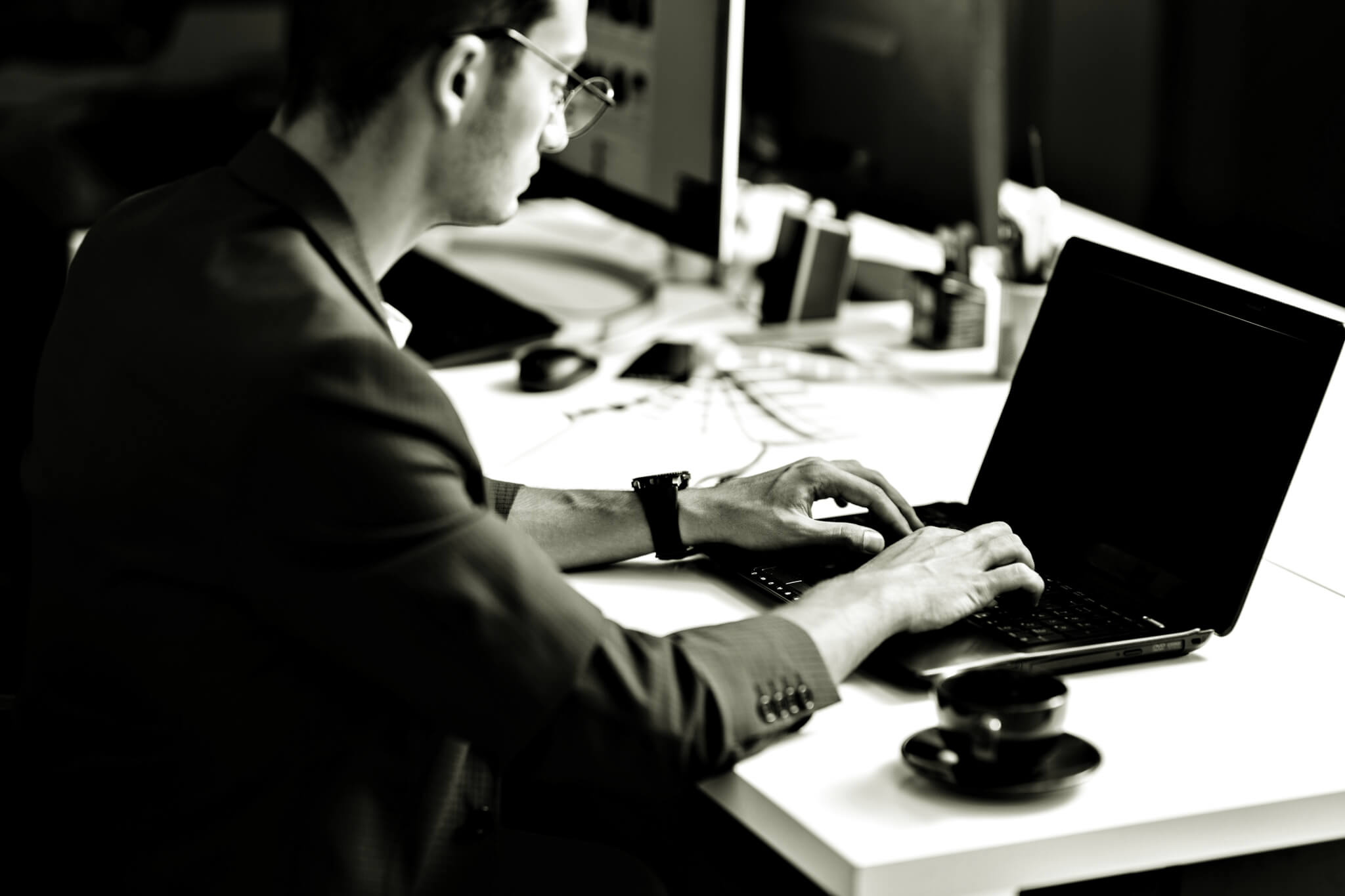 Studente scrive al computer